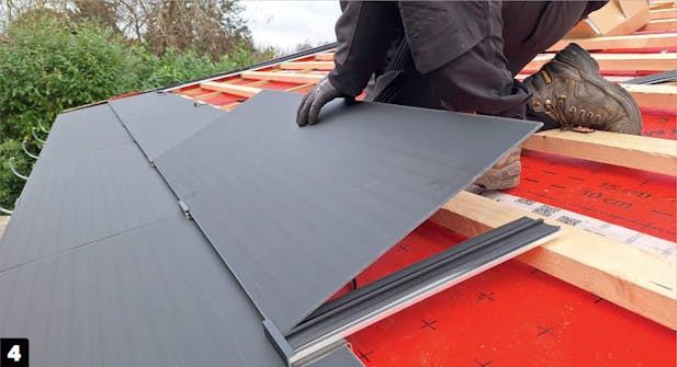 Aurinkopaneelit asennettuna: Kattolevyt pitää painaa pohjaan asti Aurinkopaneelit asennettuna: Kattolevyt pitää painaa pohjaan asti